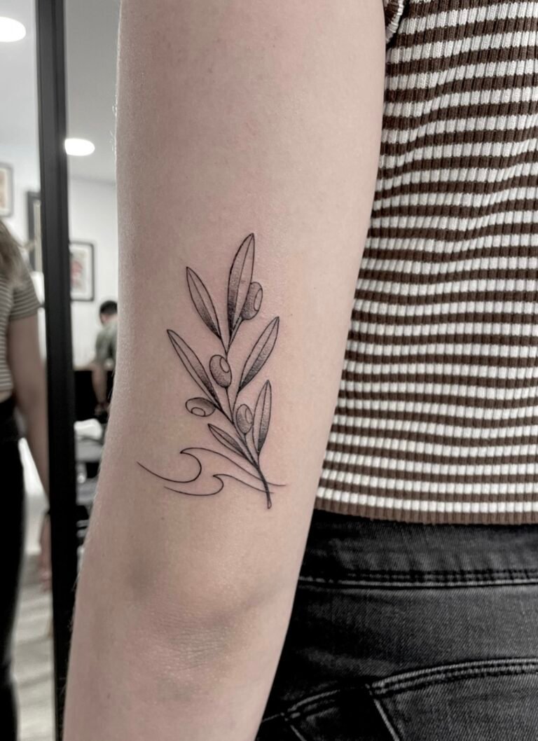 Tatuaje fineline hecho en Ink & Blood, estudio de tatuajes en Palma de Mallorca