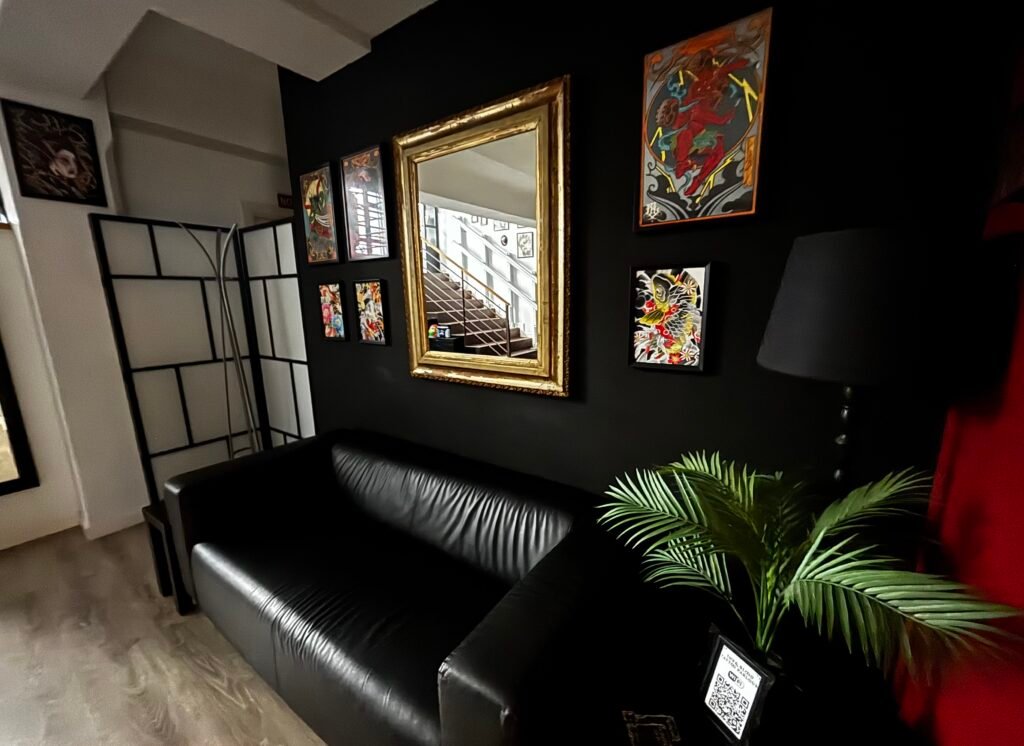 Interior del estudio Ink and Blood en Mallorca