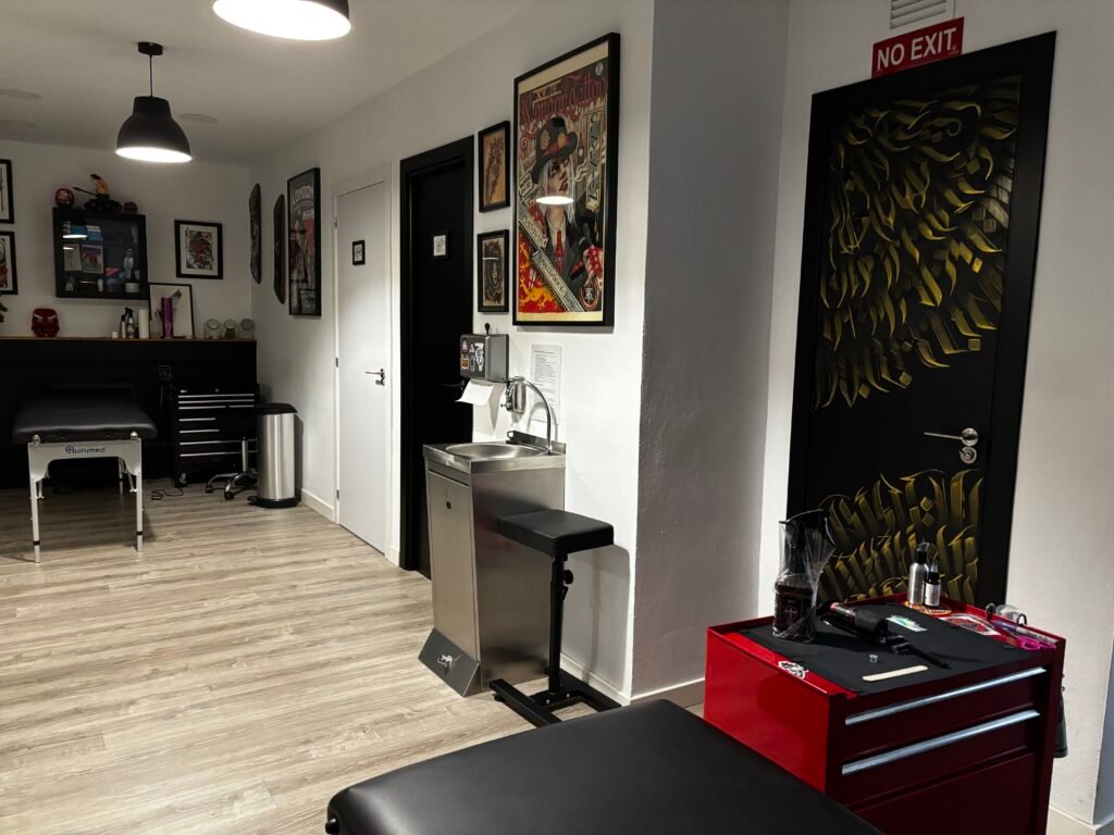 Zona de trabajo del estudio de tatuajes en Palma