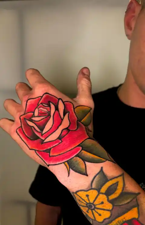 Tatuaje tradicional de Danielo en Ink & Blood, Palma
