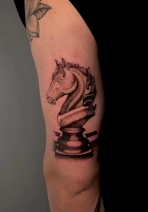 Tatuaje fineline de Floriana en Ink & Blood, Palma