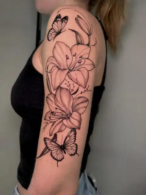 Tatuaje fineline de Floriana en Ink & Blood, Palma